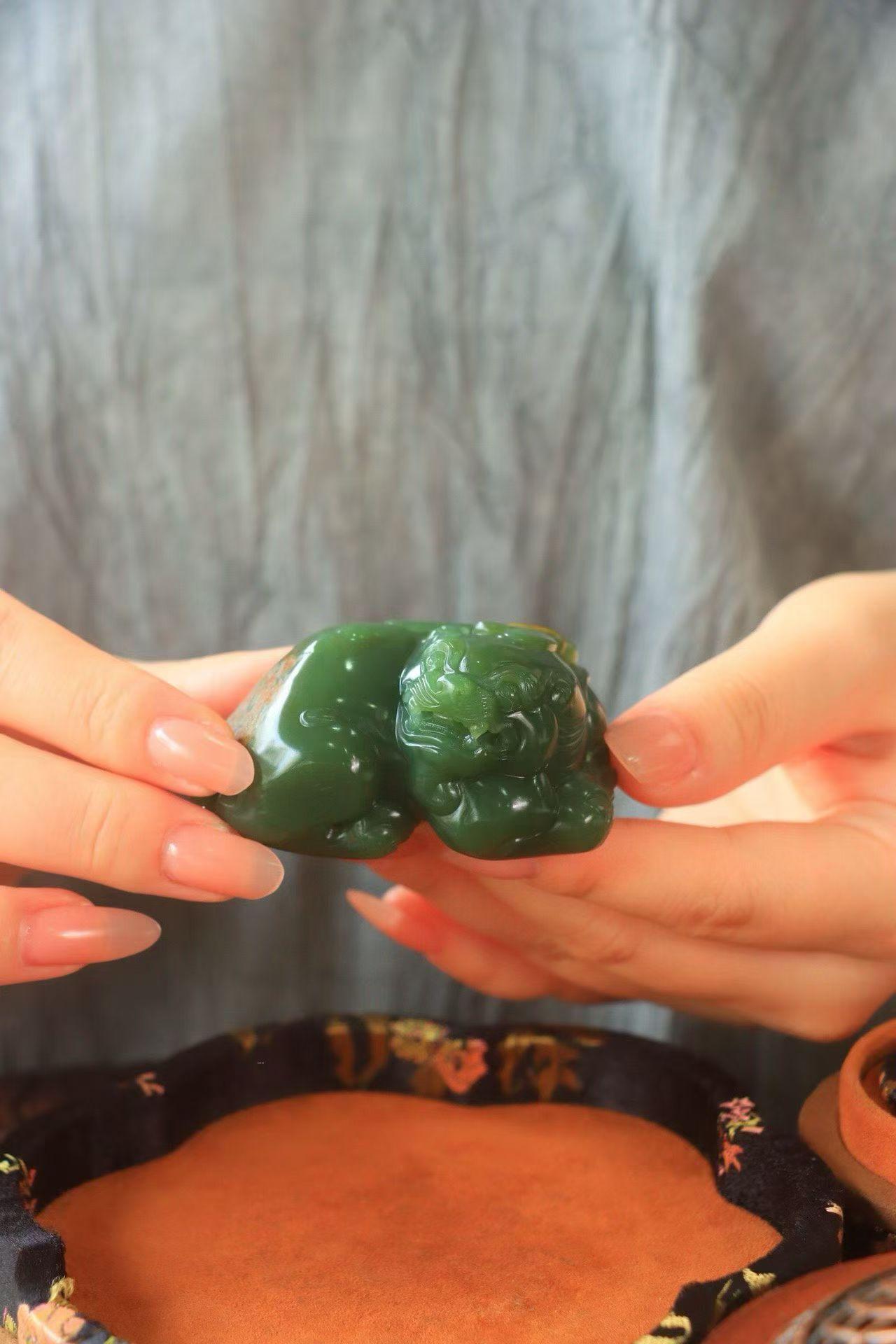 〈沙枣青.招财貔貅〉

精品❤和田玉籽料沙枣青碧玉，玉质油润细腻， 脂粉极佳 精