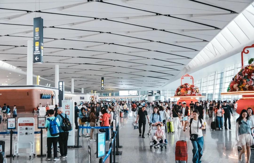 2025年境内机场旅客吞吐量排名，成都跻身全国第三！