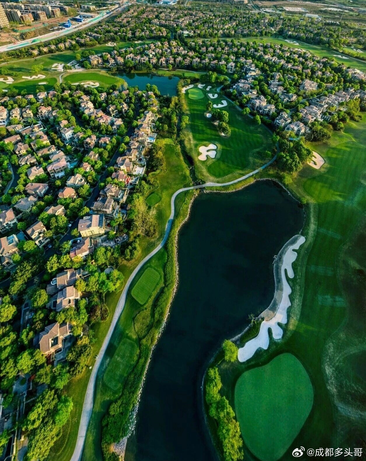 看看人家美国，这才叫生活，连空气都是香甜的！——抱歉搞错了，这是成都土豪别墅，一