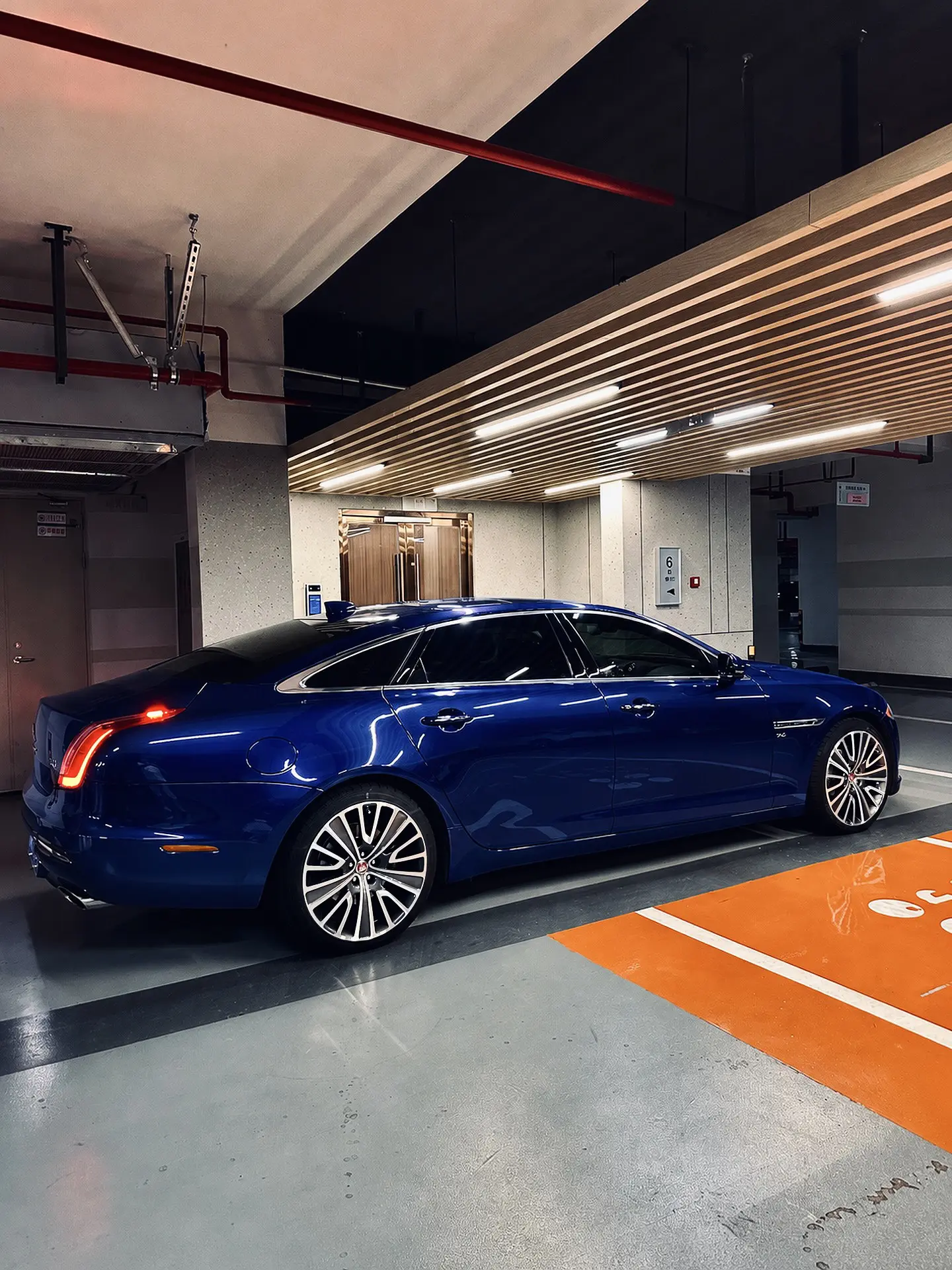 Blue JaguarXJ50，从容优雅。
