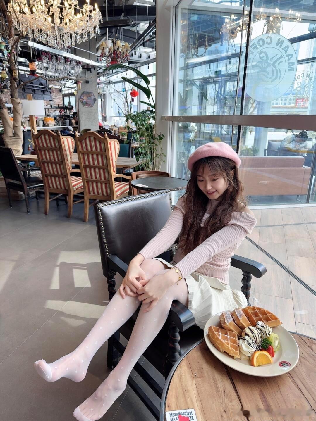 优雅穿搭优雅自信穿搭分享 什么样的丝袜，能搭配得时尚不媚俗 能否推荐几款好看的鞋