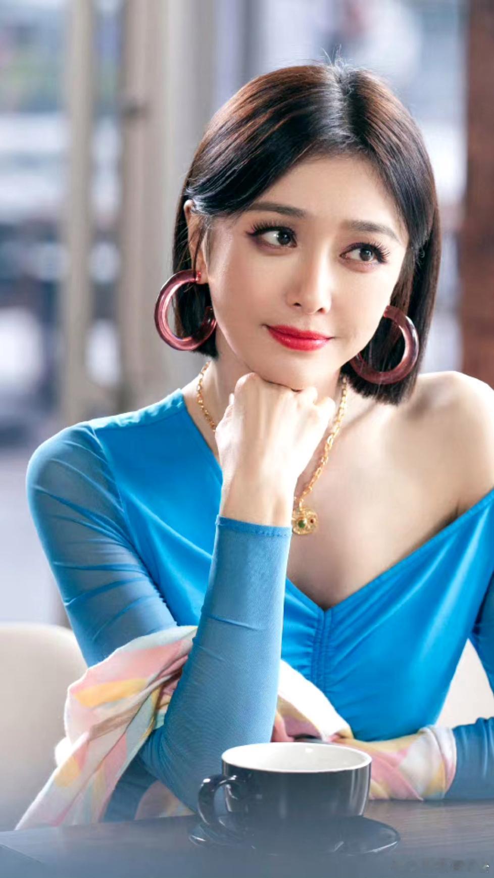 秦岚这气质真绝了，优雅大方，妥妥的女神范儿 