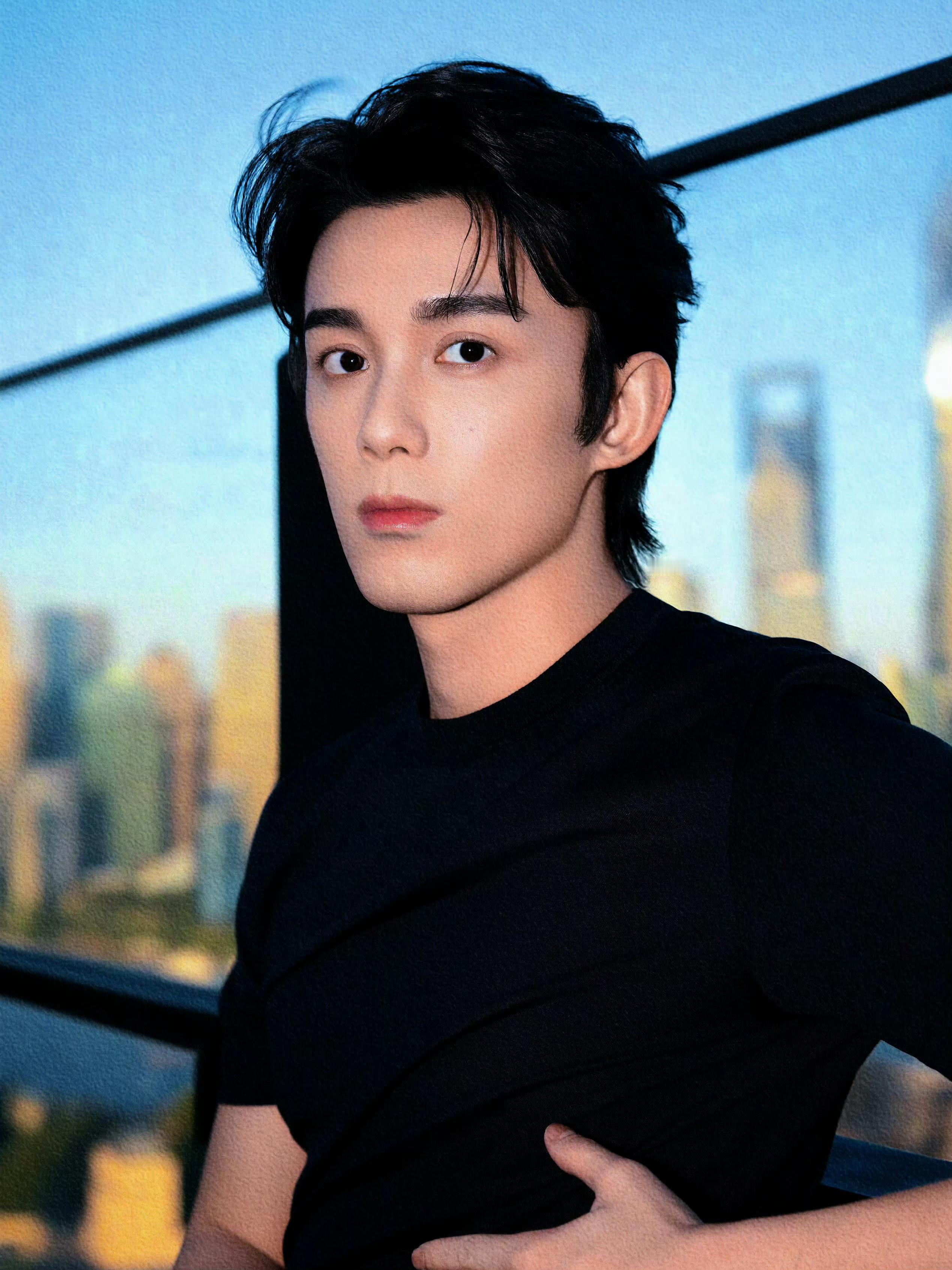 哎…你就说这怎么不算小鸡崽的老钱父母…赵鹭鸶妈咪很轻柔地问小鸡崽今天出门上学为什