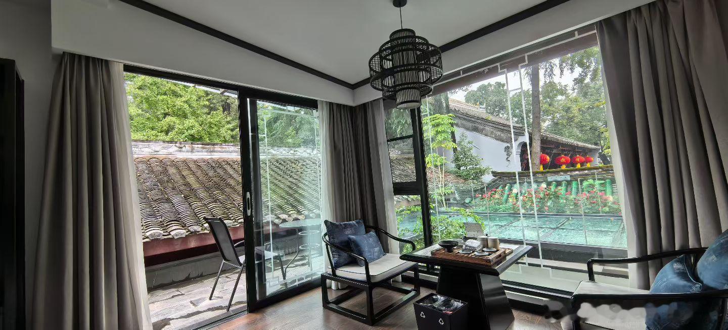 我住在与青羊宫道观一墙之隔的小院，站在露台上，就能望见观内红灯笼高悬，烟雾袅袅。