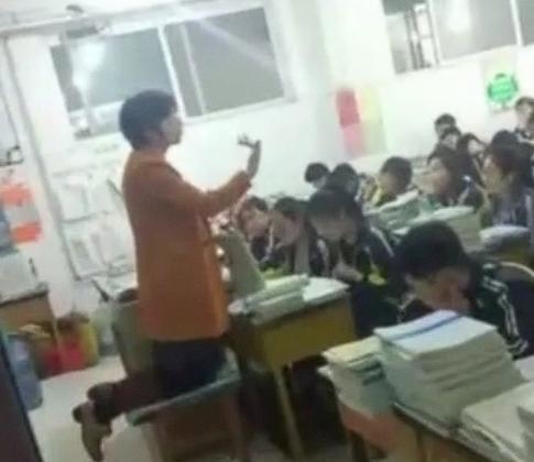 他改变了孩子的命运！2001年，一老师来到康定支教，然而孩子们非常调皮捣蛋，将讲