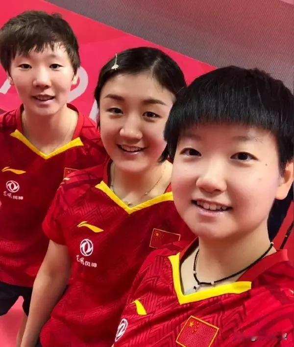 三姐妹又凑一起领奖了，这次王曼昱金牌，孙颖莎银牌，陈梦铜牌。

男单樊振东，王楚