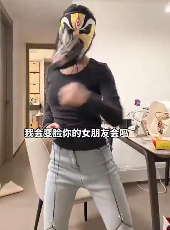 川剧技法——变脸。表演者利用隐藏的绳子和多层脸谱快速更换，但是变脸的原理并不等同