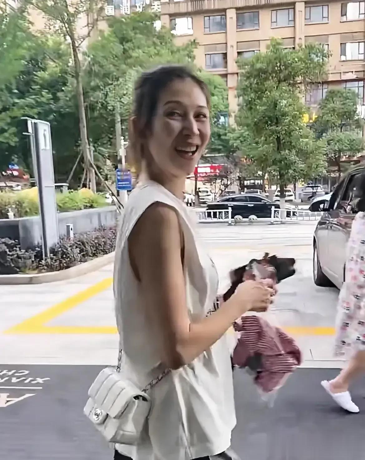 49岁蔡少芬的素颜照生图，她个子很高很瘦，脸太小了，真的很美。

人家蔡少芬是港