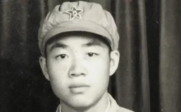 1951年，15岁的新兵战士张典文奉命擦拭炮筒炮架。可他却私自装弹，朝着敌军阵地