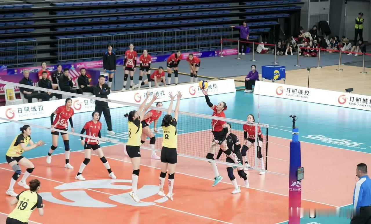 太恐怖了，上海女排双外援合砍45分！沃龙科娃22分，38扣17中，1拦4发；范赖