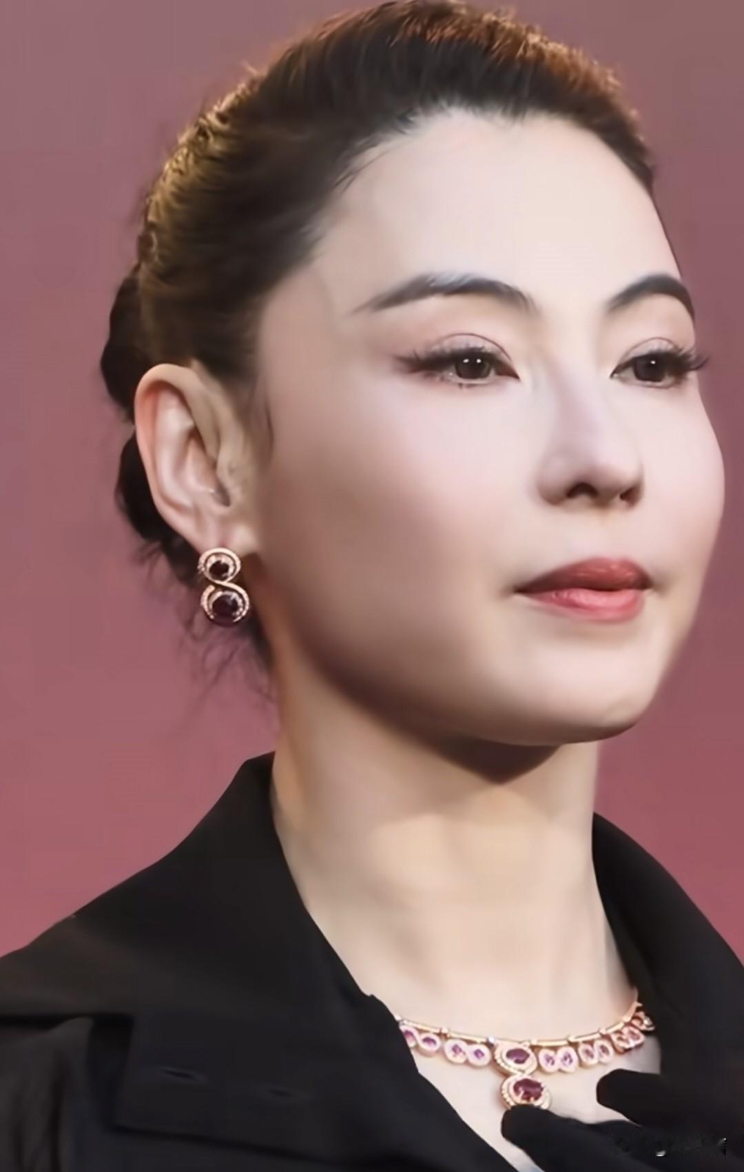 比起美人迟暮，更痛心的莫过于丢失了晚年的体面……
都说张柏芝拥有顶级骨相，不但长
