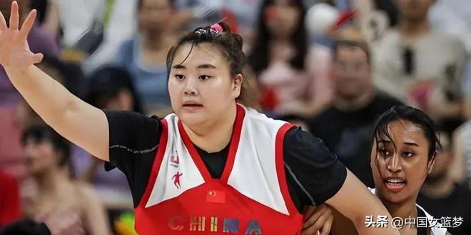 【女篮“大宝贝”刘禹彤：反差萌的“女版奥尼尔”】
    身高2米01、体重13