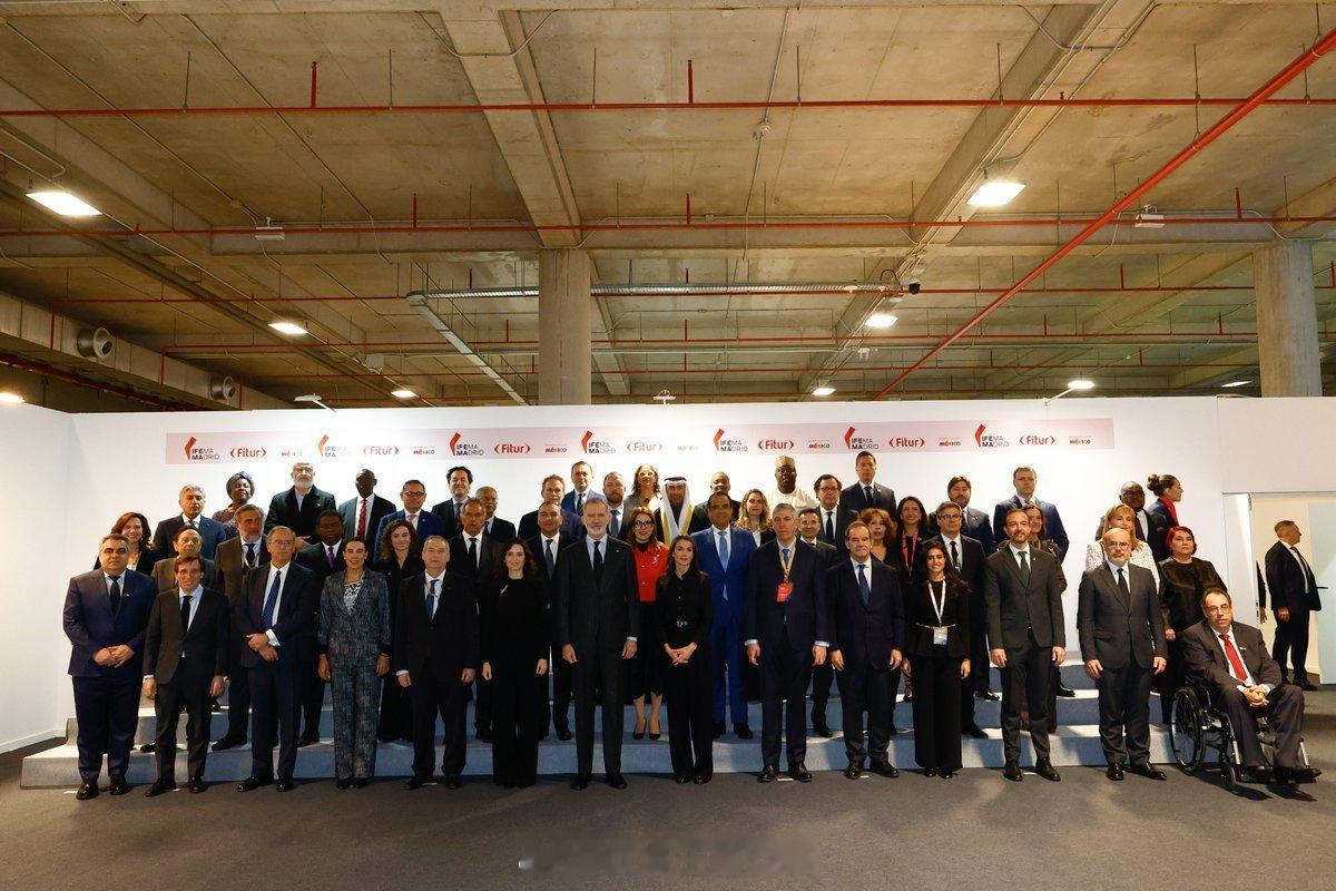 1.22 西班牙国王菲利普六世和王后莱蒂齐亚出席旅游博览会开幕式，小莱黑衬衣来自