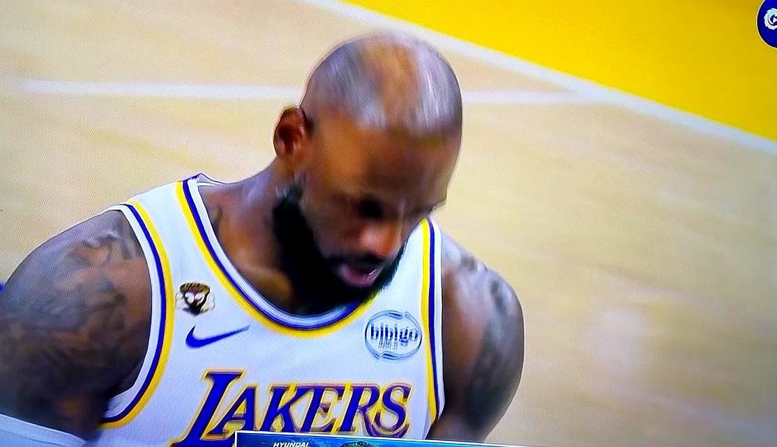 别为41岁男人的上篮踉跄感到唏嘘。
 
洛杉矶的第二节，詹姆斯背打被切，上篮偏出