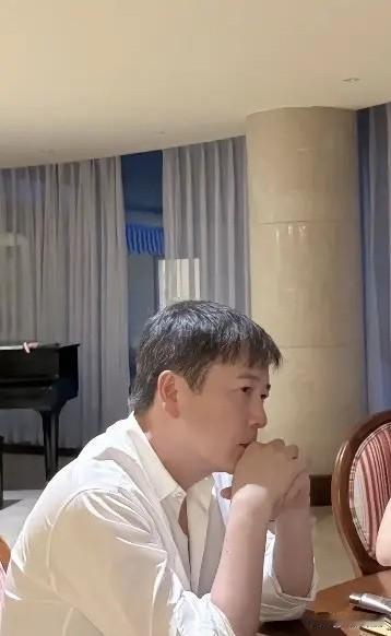 不得不说，赖文峰在整个赖家兄弟中颜值是最高的，他的堂弟媳妇妮可出来直播了，看得出