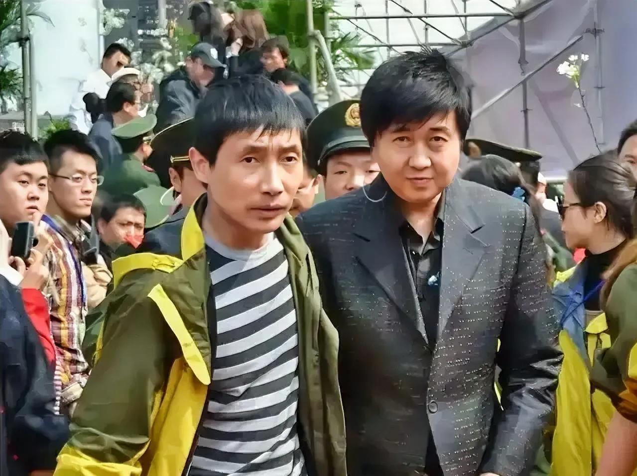 第一次见他单独出来活动，他和妻子任静是圈里有名的模范夫妻。去哪都成双成对的。舞台