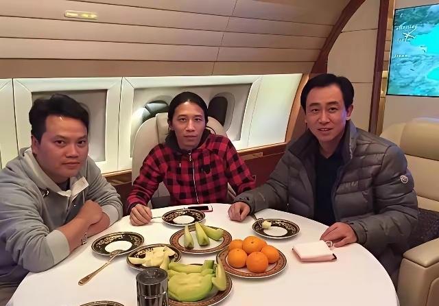 这张私人飞机老照片，也让许家印只吃日本空运蜜瓜的传闻再度被提起。细节无从一一核实