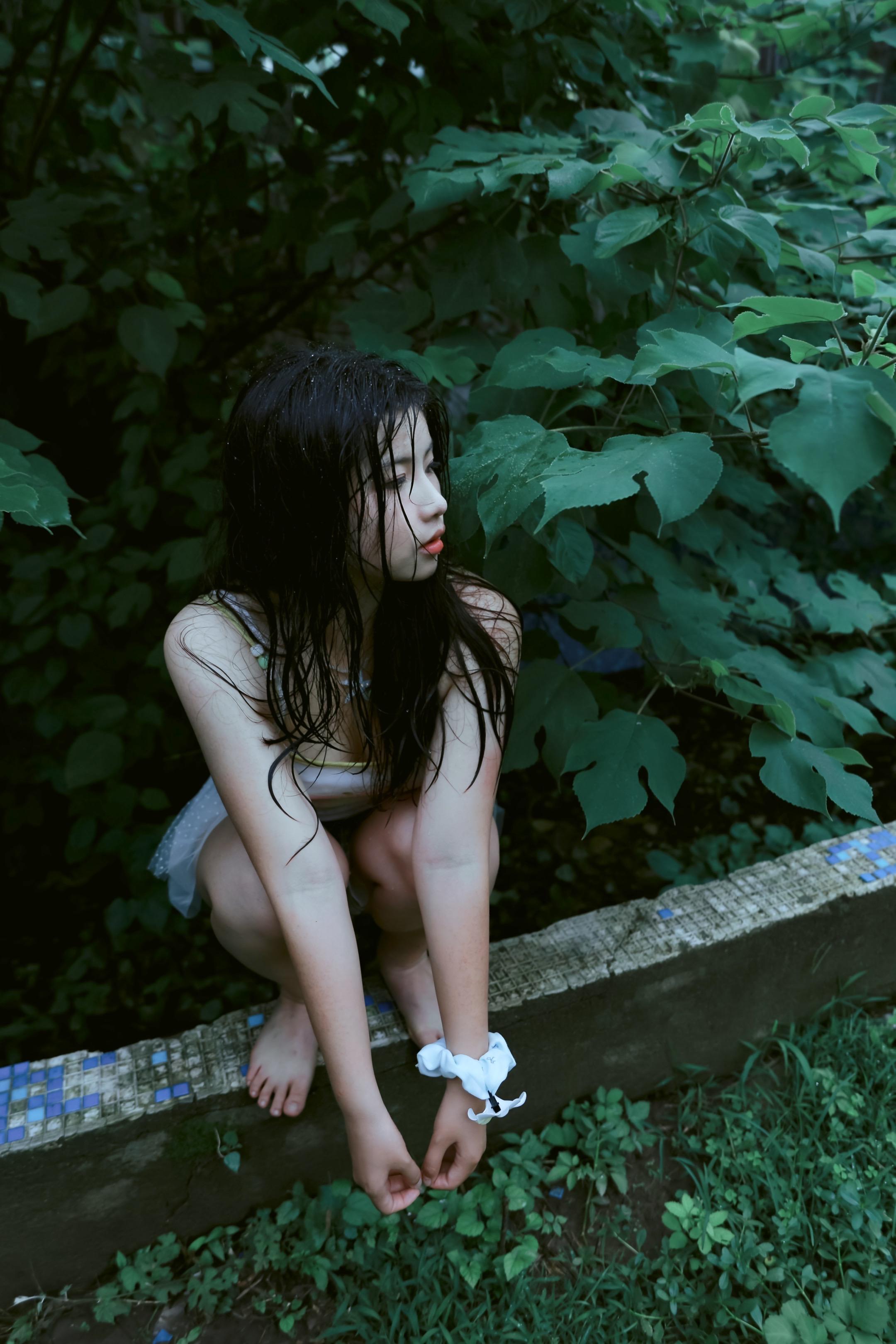 雨天少女情绪｜潮湿的心☔️。《雨天少女情绪写真》 回南天的午后，全身渗...