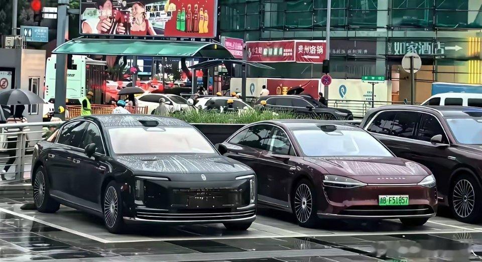 两台停着的华为豪车，原创设计还是很强的！ ​​​