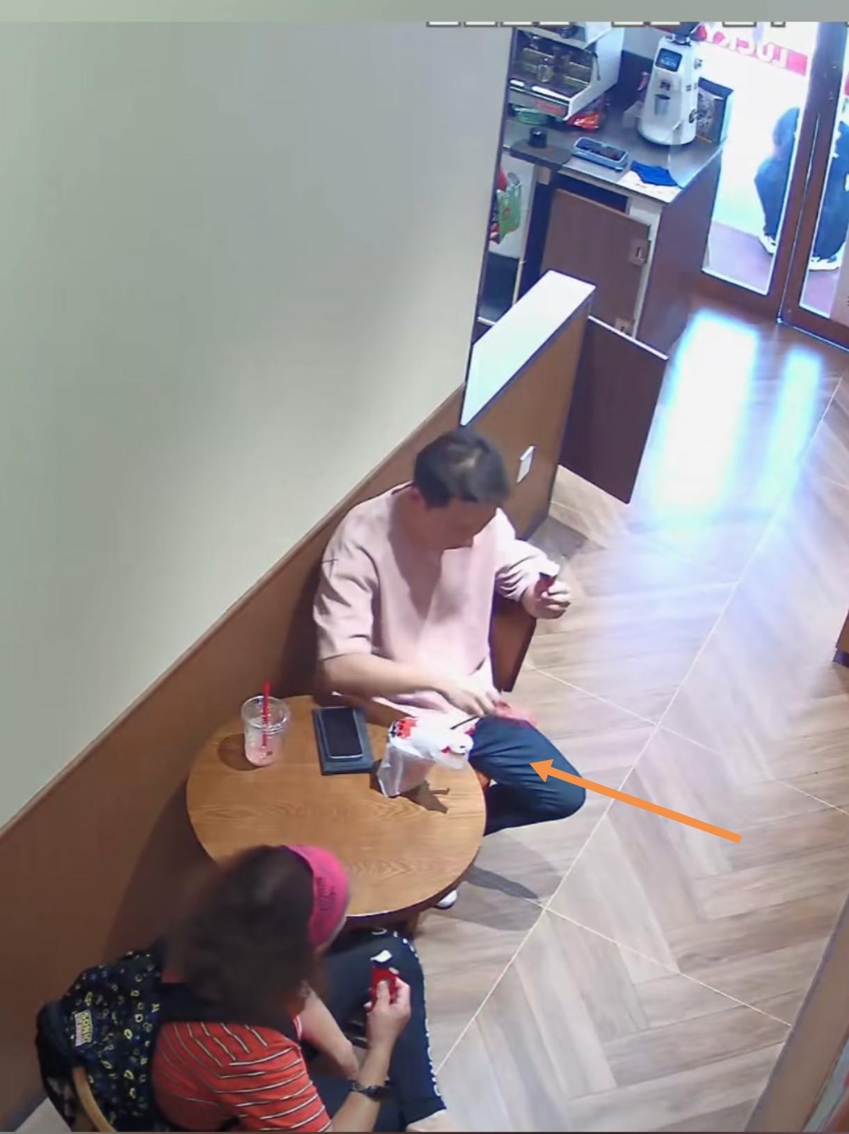 看完了视频，真想上去踹他两脚。一对男女在奶茶店喝奶茶，男的先是故意把吸管的包装纸