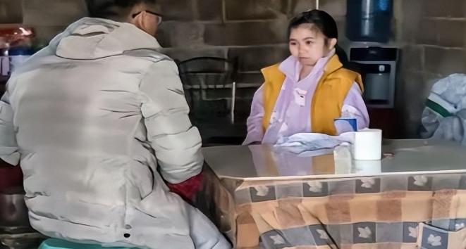 太反转了！一男子爱上了女网友，千里迢迢去表白，没想到女孩是双腿残疾，靠捡废品维持