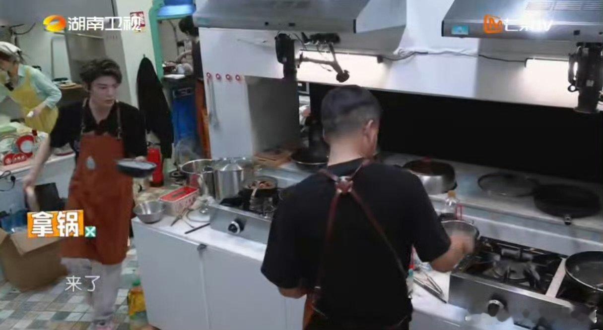 丁禹兮超绝老公感 中餐厅中餐厅名场面看小丁在中餐厅里收拾桌子的样子，突然觉得会做
