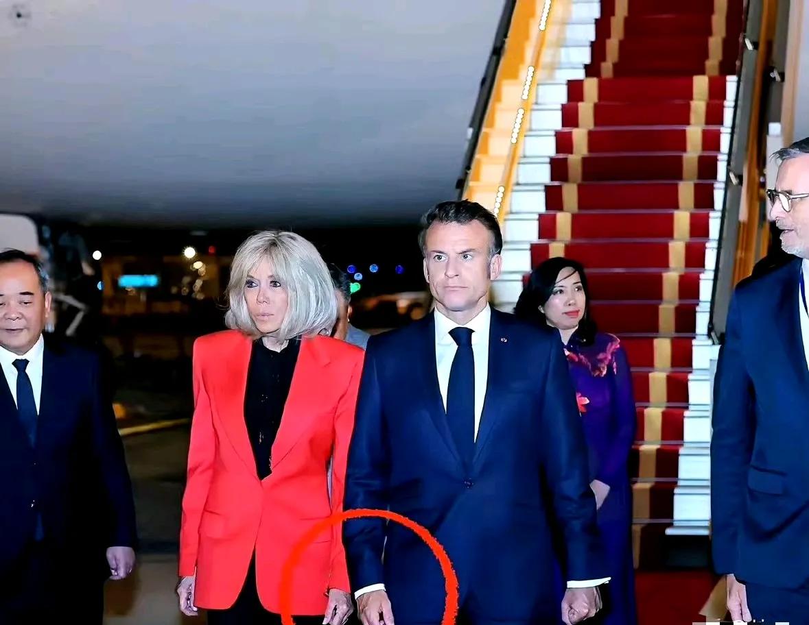 一片哗然！法国第一夫人把马克龙给打了！

多家外媒在报道中称，法国总统马克龙携夫