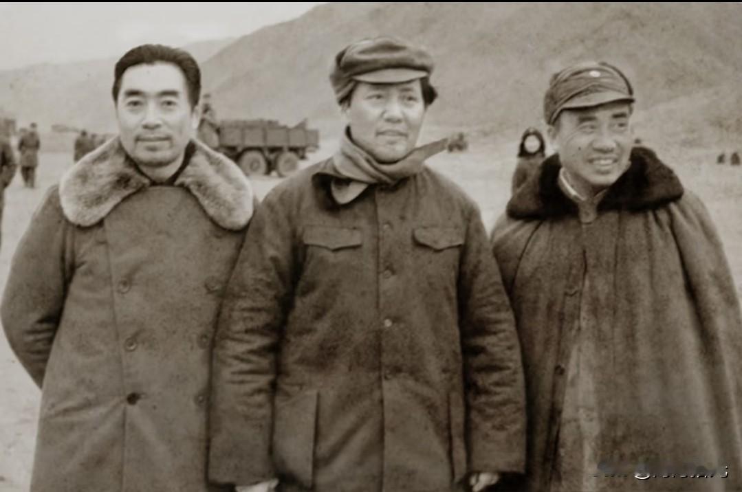 这张珍贵的老照片拍摄于1946年的延安机场，左起分别是周恩来、毛泽东、朱德。
他