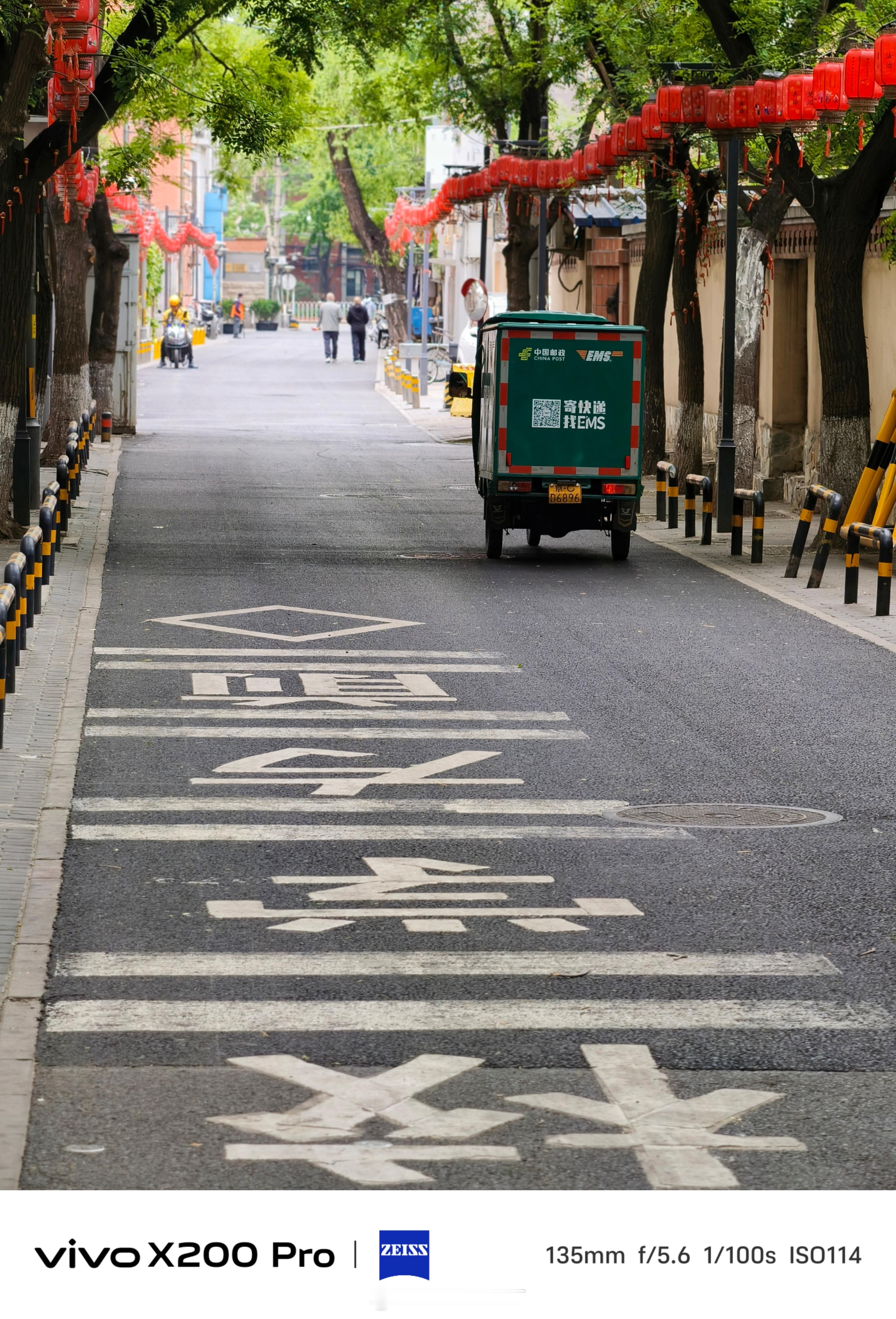 《五一假期寂静的北京街道》五一假期第二天，上午十点，北京城区的小街小巷空空荡荡，