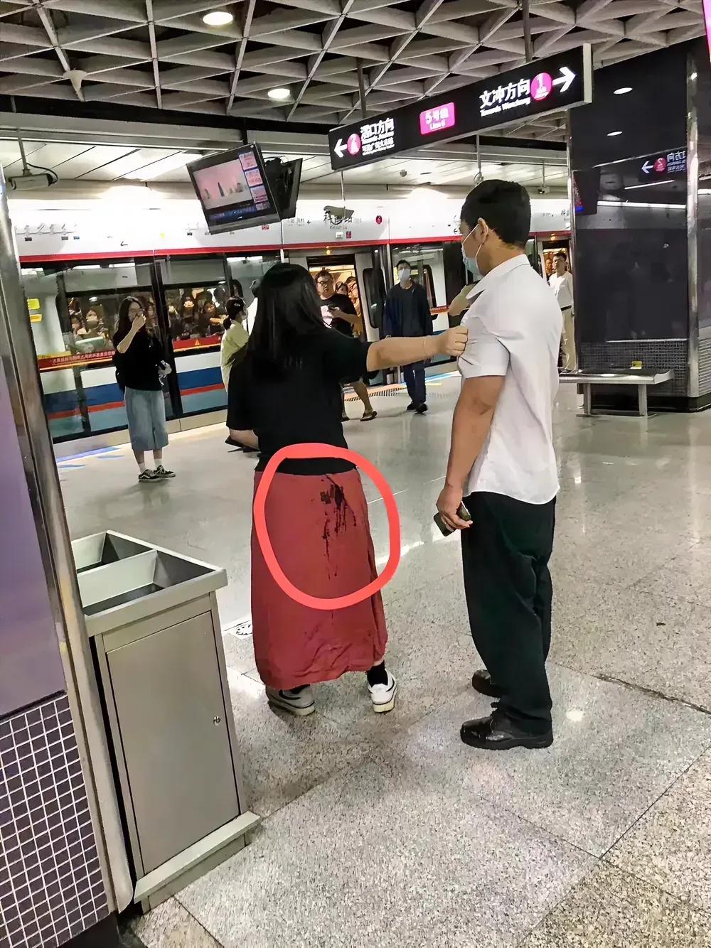 真是丧心病狂啊，居然在光天化日之下的公共场合干这种事，老脸都丢尽了！

广州地铁