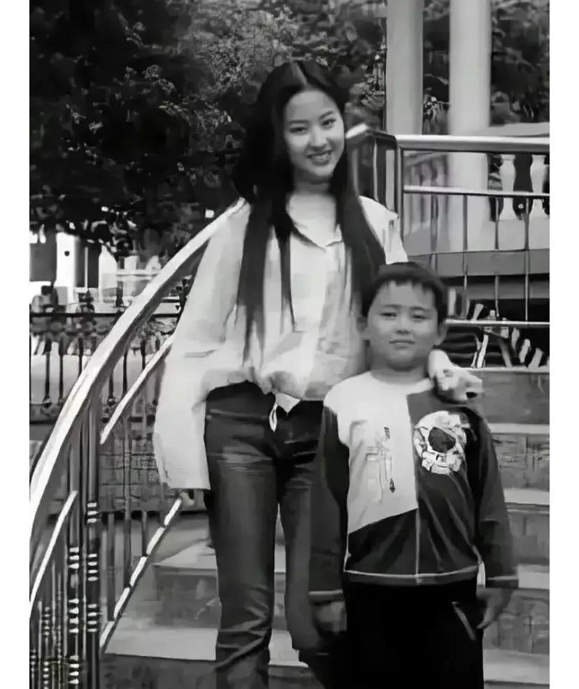 刘亦菲身边的这个小男孩，不知道是谁?

长大后，也是一个明星。
你知道是谁吗?