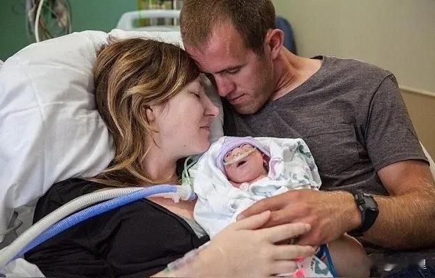 刷着新闻俺眼泪都下来了，美国那对夫妻太让人心疼也太伟大了！好不容易盼来个娃，却查