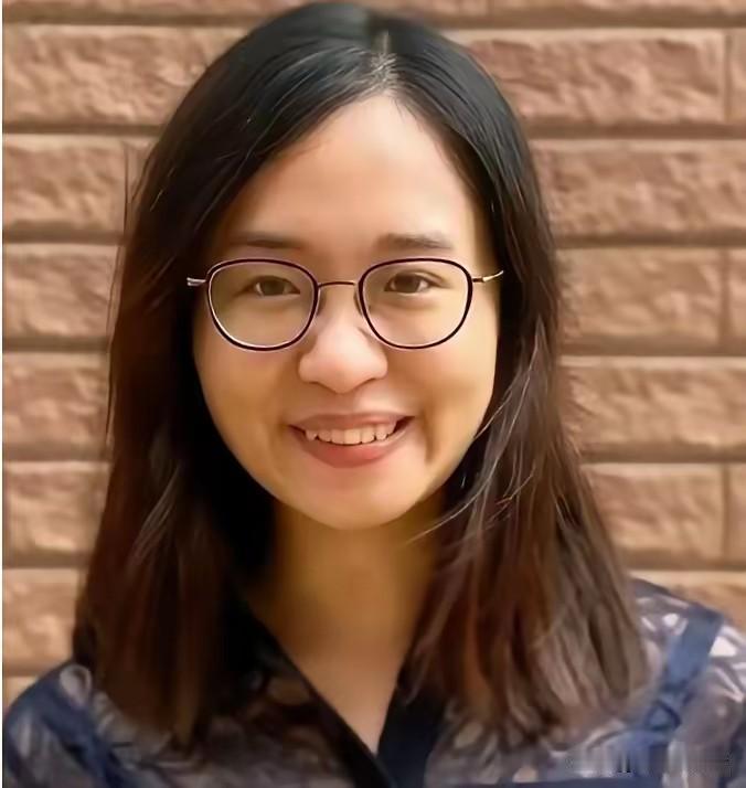 乱港分子何依琼，决定从香港移居至英国。然而，仅在抵达英国之后仅过了半年，她便选择