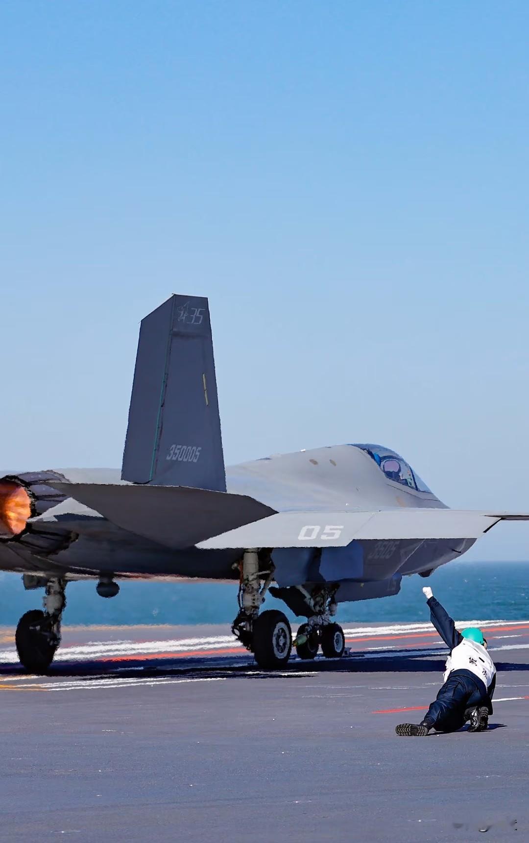 【准备就绪的歼35，即将弹射升空！】