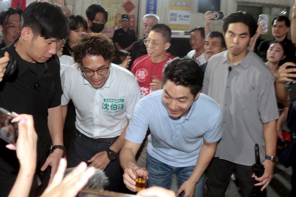 蒋万安同框沈伯洋 双方“悄悄话”交锋内容曝
台北市出租车驾驶员职业工会6日晚间举