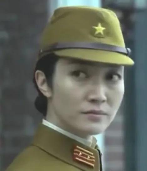  南田课长的扮演者松峰莉璃，她是一个日本人，出生于日本福冈，来到中国已经生活了2