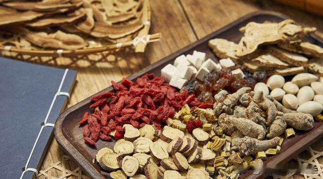 功能状态下滑该如何科学调理？中医 2 个核心思路，对症不盲目







很多