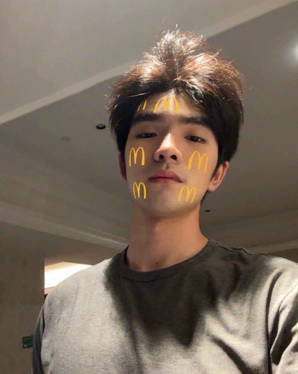 思慕社字母 地铁站台的风总是来得突然，它穿过轨道与人群，准确无误地掀动我的衣角，