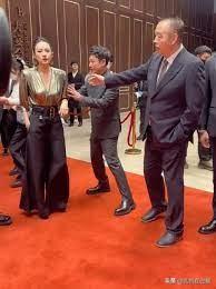 陈凯歌本身就傲慢  还以为他的时代没有结束  这当然也有主办方的策划

陈凯歌、