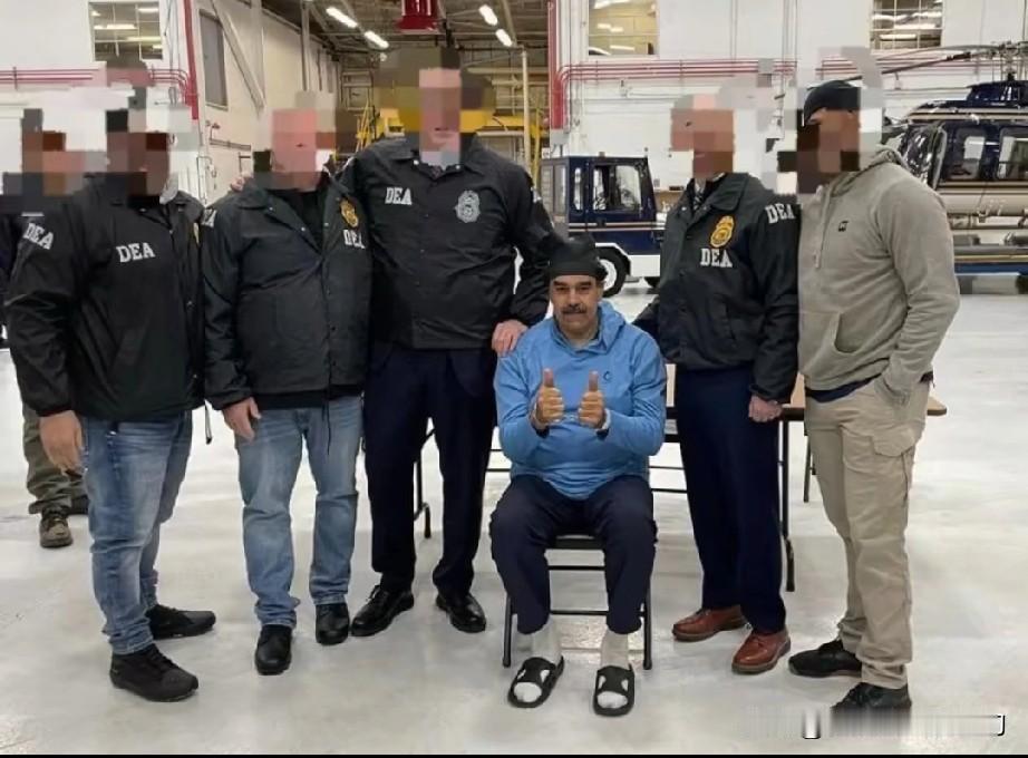 马杜罗这到底是怎么了？

网上都传开照片了，马杜罗坐在椅子上，戴着手铐，居然还双