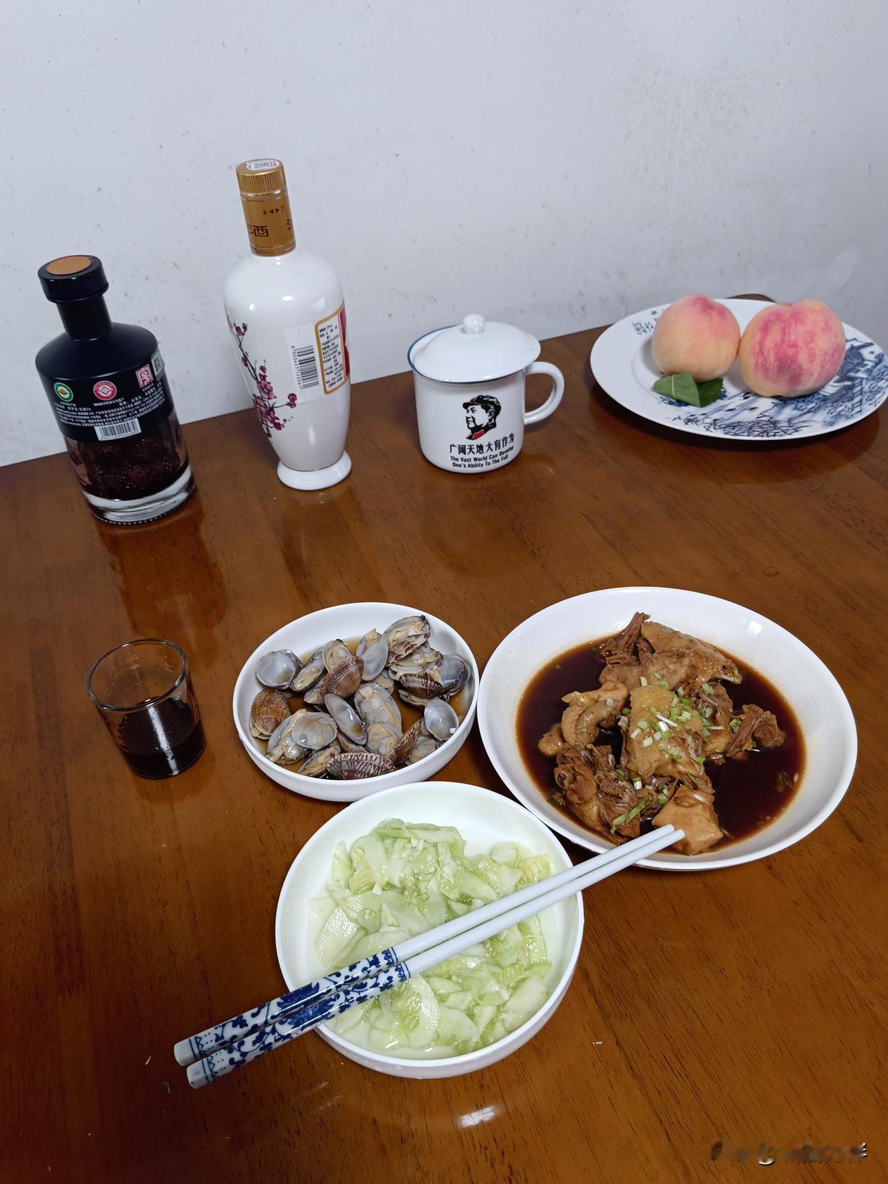 今天又馋嘴，烧一盘红烧鸡块，蒜泥黄瓜，一盘糟卤蛤蜊。
73岁单身老男人胃口好，嘴