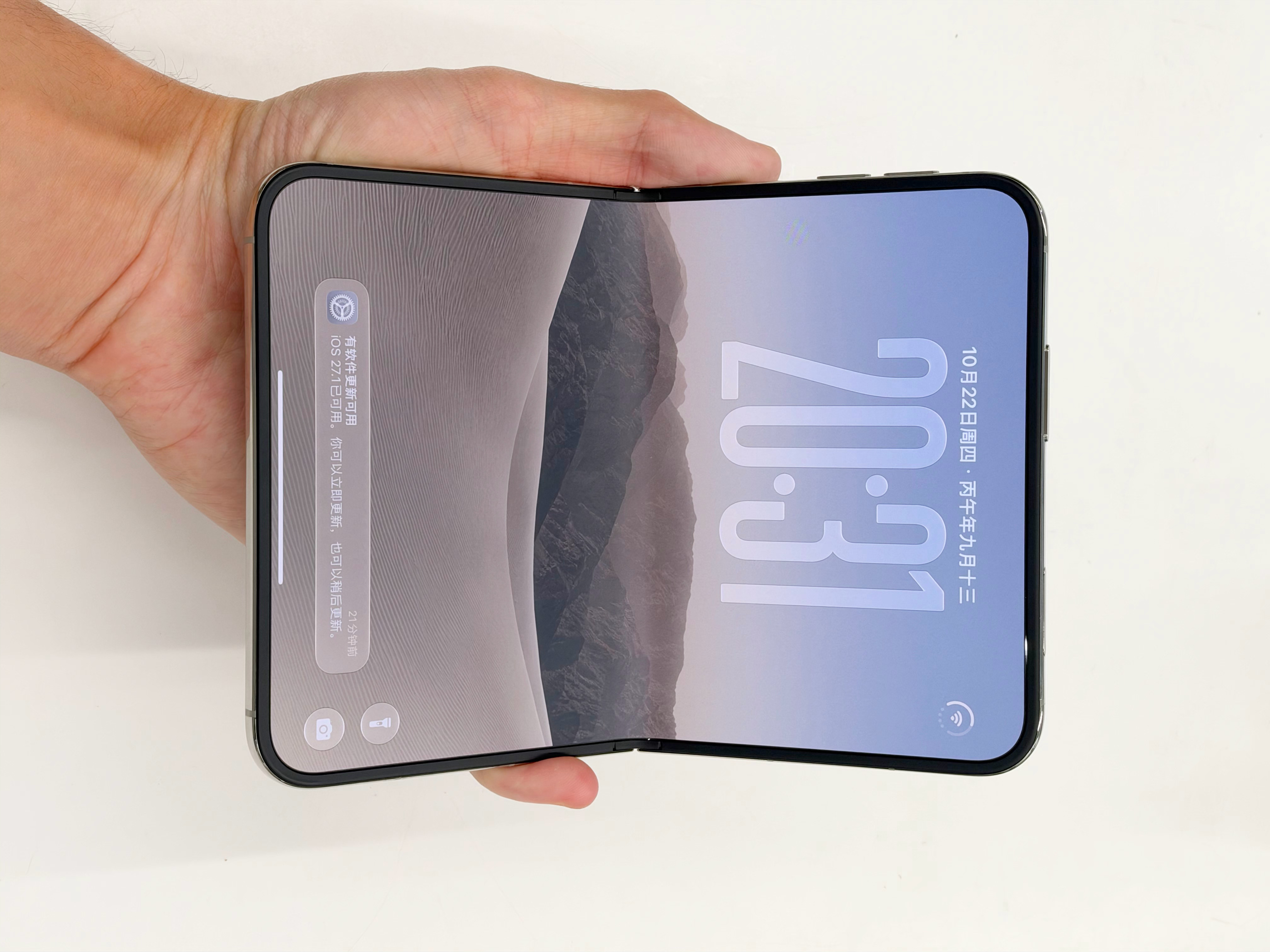 华强北商家说iPhoneDuo毫无技术含量话是这么说，但我用着感觉这个铰链就是目