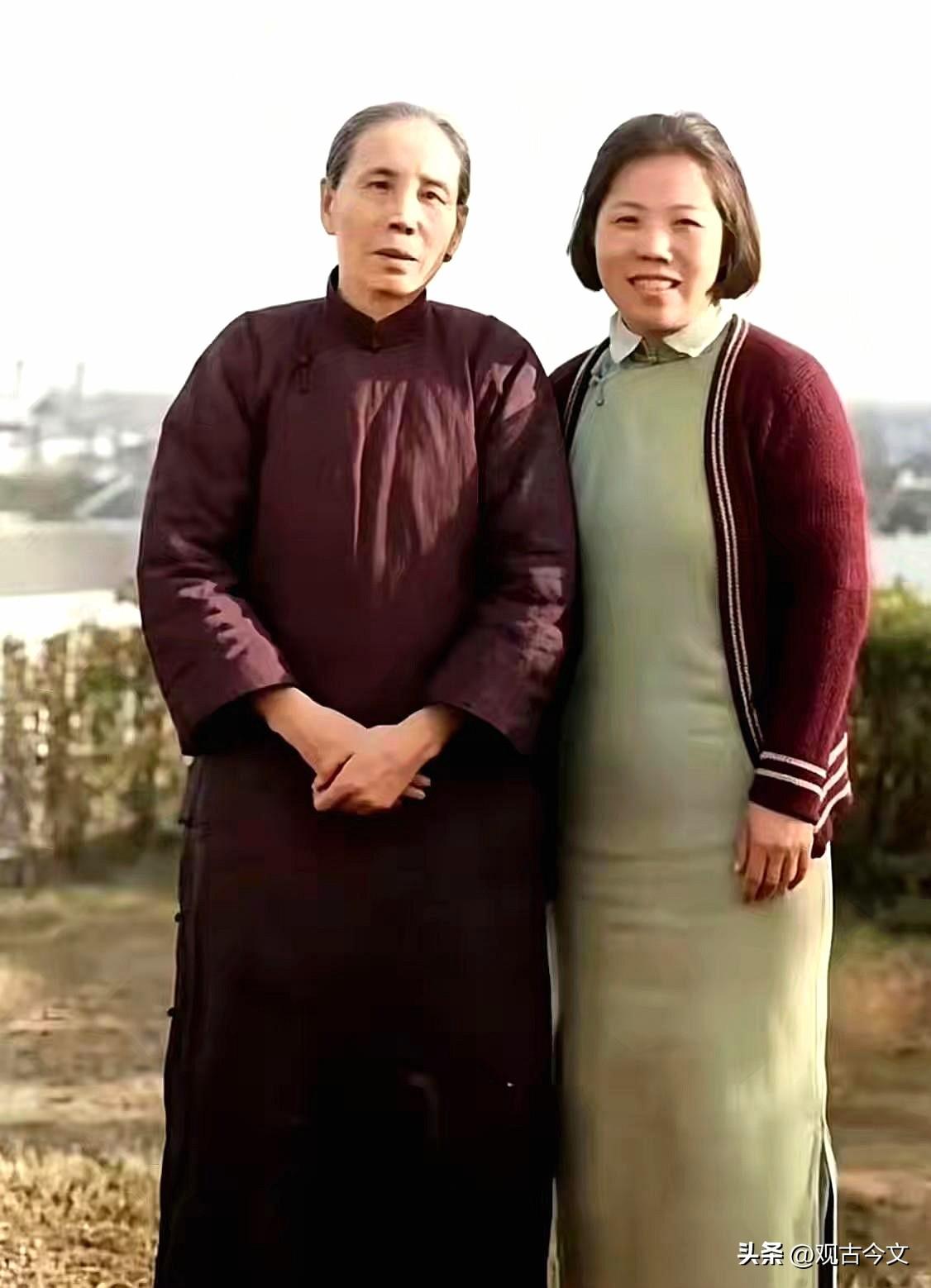 这张照片拍摄于1939年的重庆，是邓颖超和母亲杨振德的一张合影！​战乱年代，母亲