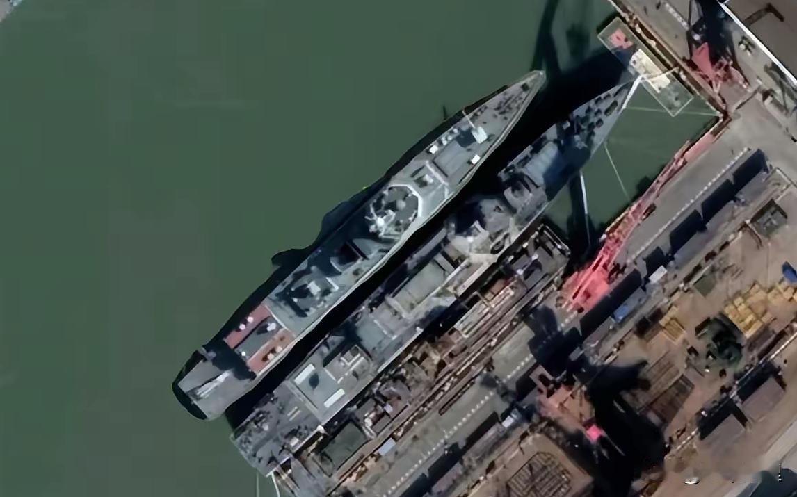 055型驱逐舰、052D型驱逐舰，俯视图对比。
不得不说，从长度来说，052D型