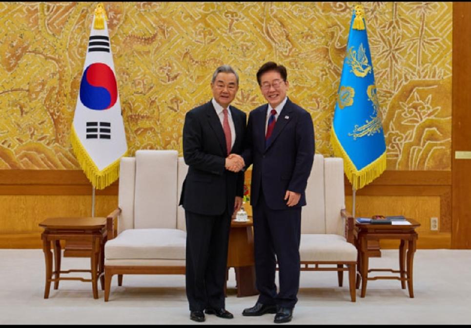 今年中国外交是个“丰收年”，特别是中东一战，美国从“神坛”上坠落了，而中国凭借自