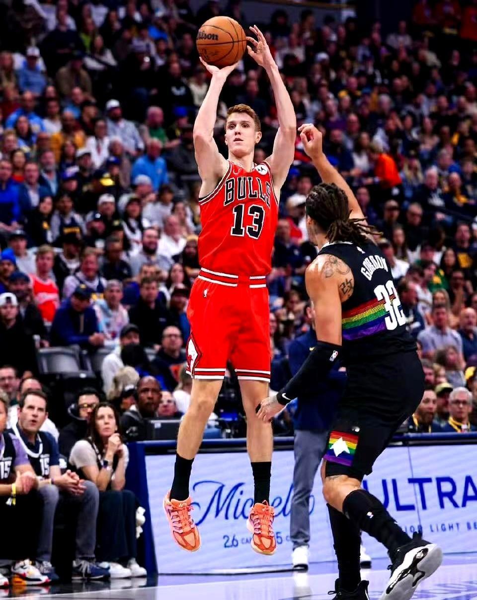 约基奇狂砍36分18篮板13助攻，结果七连胜的掘金还是输给了五连败的公牛，这找谁