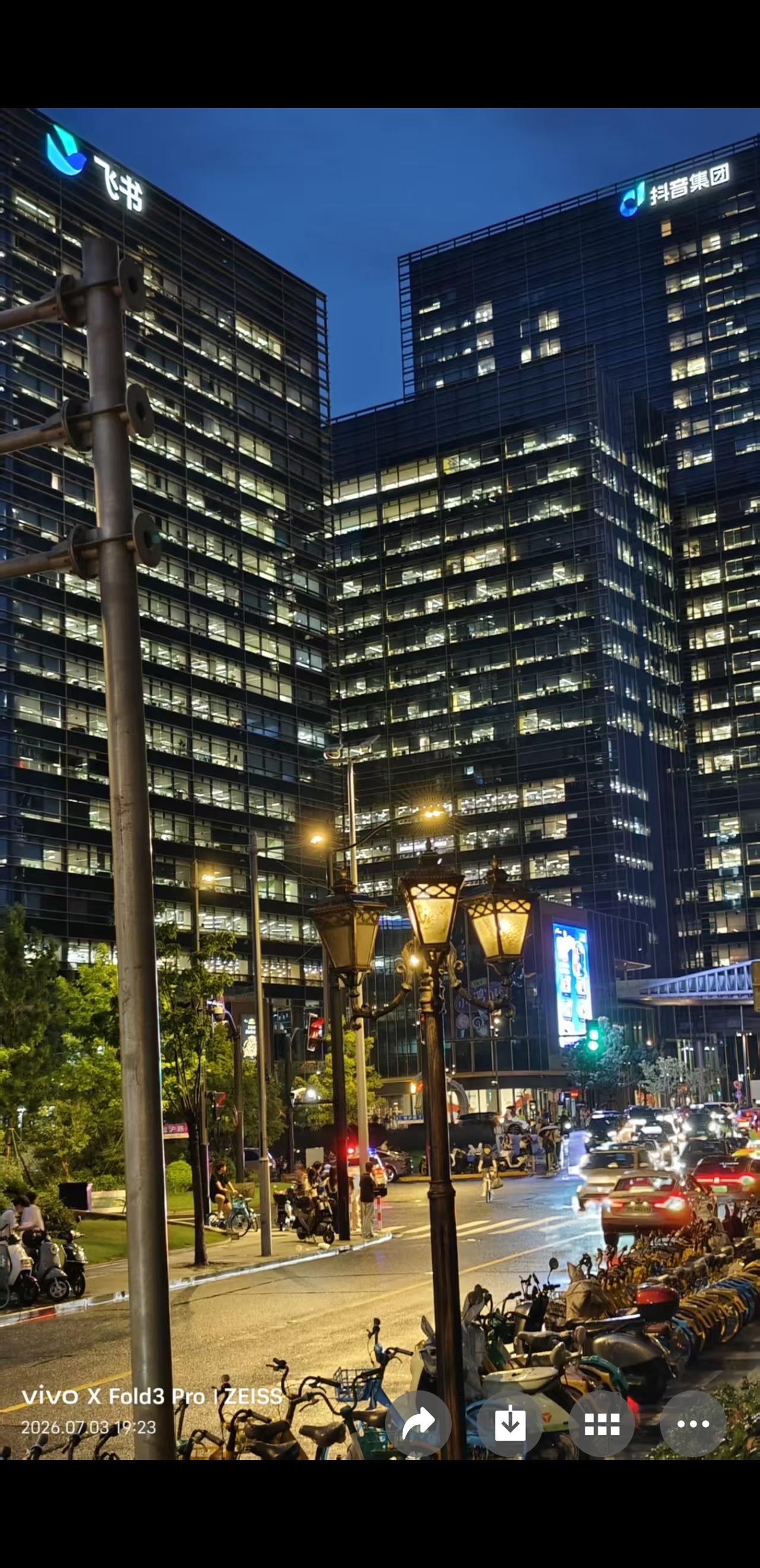 上联：高楼林立
……
上联：灯火阑珊夜上海
……


[彩虹][彩虹][彩虹][