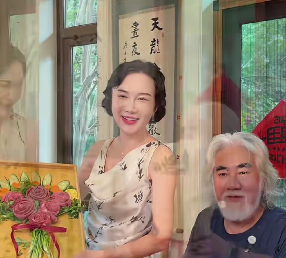 老夫少妻的浪漫，年轻人都比不了！
张纪中昨天七夕节送给妻子自制牛肉玫瑰花，造型唯