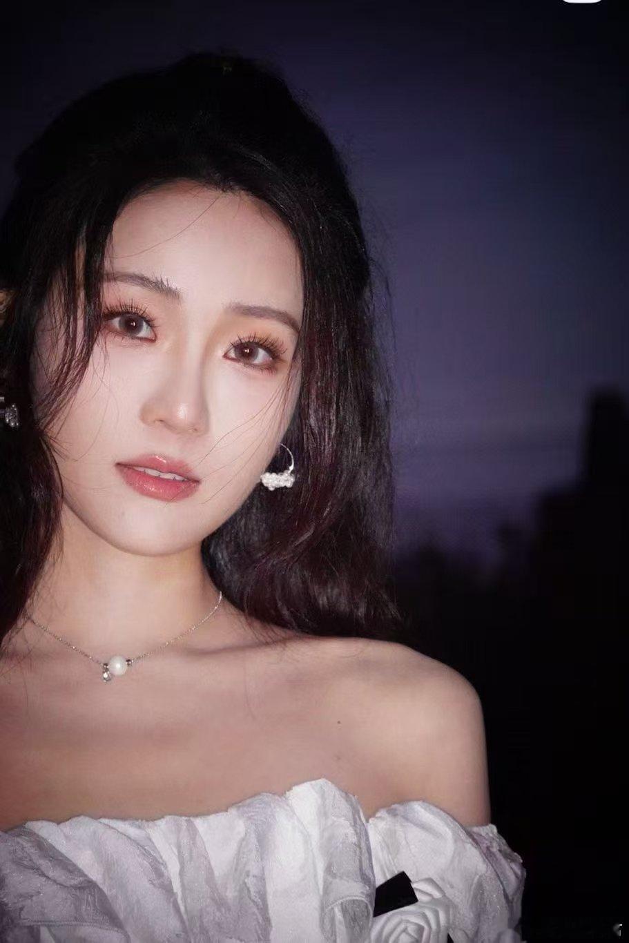 凯丽女儿张可盈回应网友高要求受到的关注越多，期待也就越高，相信张可盈，实力可以的