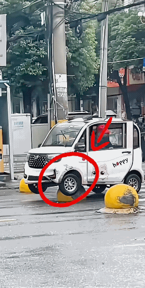 大爷也是位要强的人，车上还带了千斤顶。
实话实说，找两个小伙子，一抬就抬下来了，